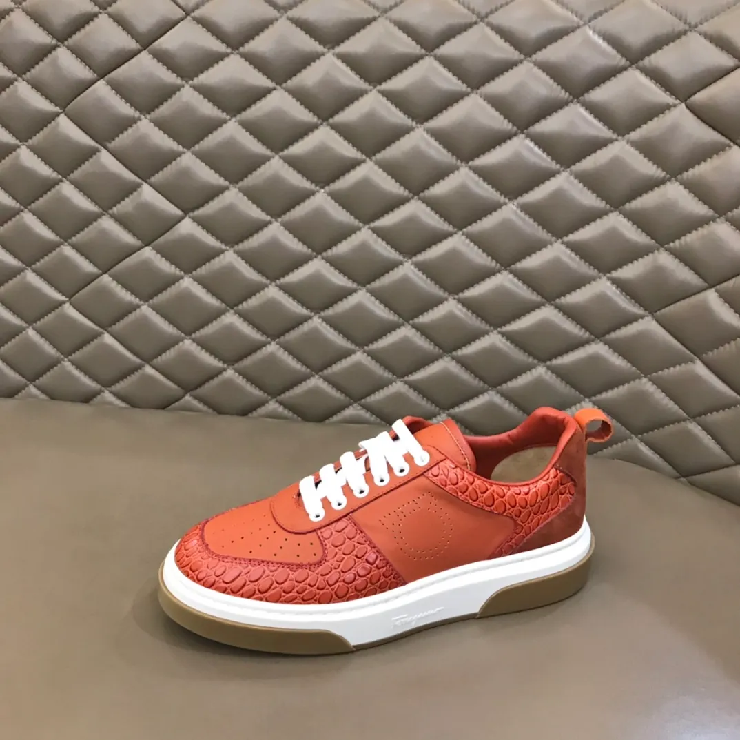 p420 "Salvatore Ferraga**" men's low-cut fashion sneakers. This casual shoe has a novel structure and is made of soft calfskin. The contrasting color elements on the upper highlight the bold and avant-garde atmosphere. The first-layer cowhide lining is high-end and comfortable. Energetic and fresh, these shoes can be worn with casual looks or add a touch of street style to elegant trousers.  Size: 38-44